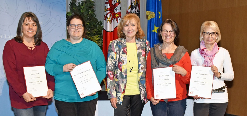 LR Beate Palfrader (Mitte) bedankte sich bei vier der insgesamt sechs geehrten Außerfernerinnen: (v. l.) Carmen Posch, Barbara Luttinger-Hohenegg, Christine Pacher und Isabel Märkl-Polin.