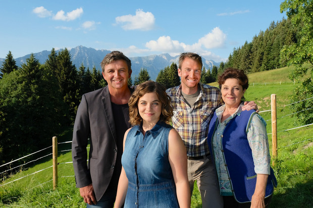 Seit zehn Jahren spielt Hans Sigl in der Serie "Der Bergdoktor" Dr. Martin Gruber. Im Bild mit Ronja Forcher (Lilli Gruber), Monika Baumgartner (Lisbeth Gruber) und Heiko Ruprecht (Hans Gruber).
