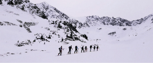 Entlang des Stamser Baches erfolgt der Anstieg hinauf zum Kreuzjoch.