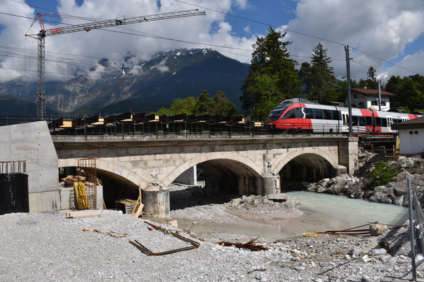 Die Bahnbrücke in Vomperbach ist in die Jahre gekommen.