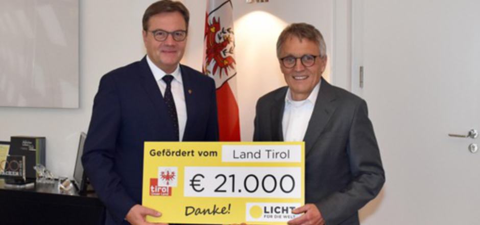 LH Günther Platter übergab den Scheck für „Licht für die Welt“ an Augenarzt Klaus Miller.