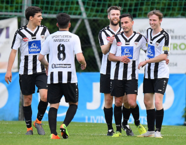 SVI-Kapitän Michael Simic (2. v. r.) schoss gestern beim 4:0-Derbytriumph gegen Stadtrivale Union seine Saisontreffer 21 und 22.