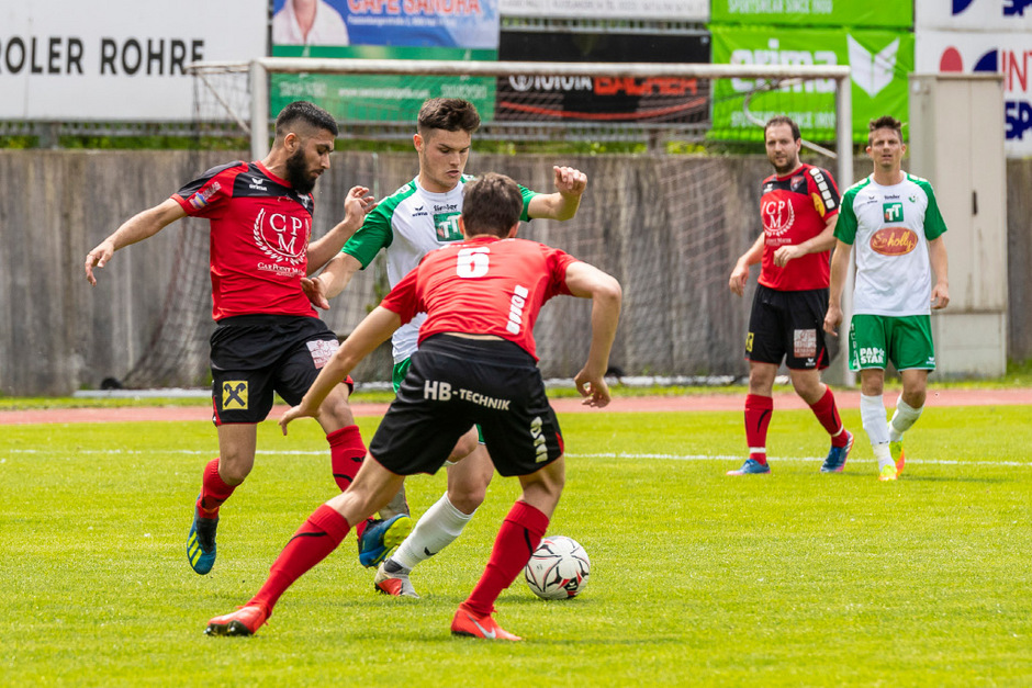 Die Haller Hamid Aminpur (l.) und Tobias Auböck nahmen hier Sebastian Pittl (Wattens Amateure) in die Zange.