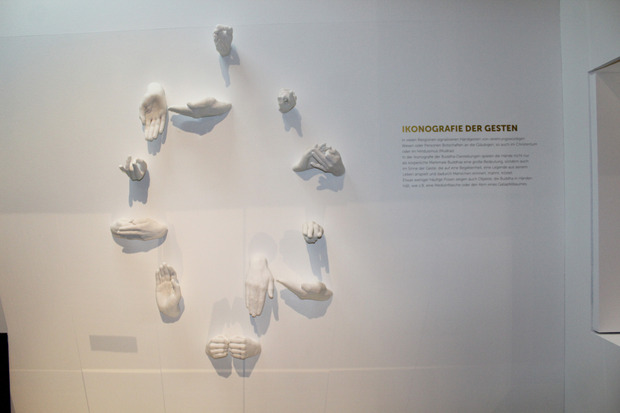 Buddhas Handhaltungen, von Studenten des Studio 2 nachgeformt.