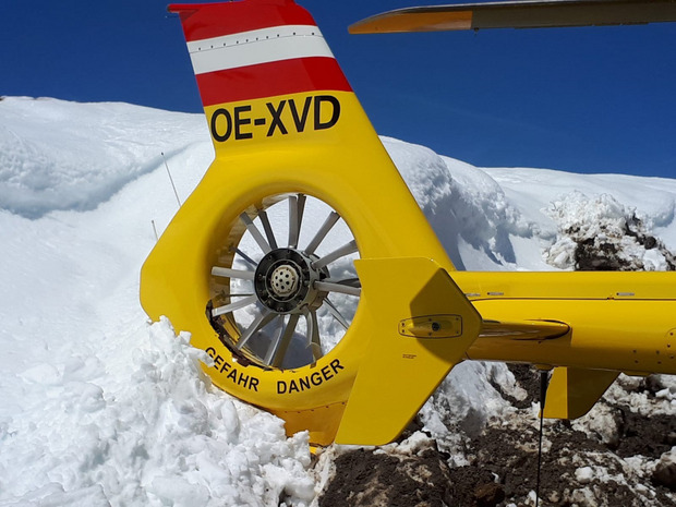 Der Heckrotor blieb nach der 270-Grad-Drehung in der Schneewand stecken.