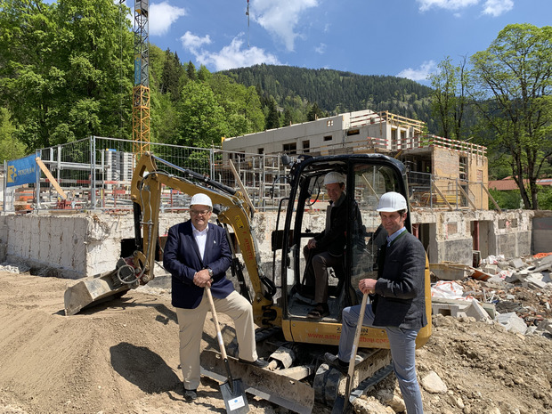 Spatenstich für das 280-Betten-Hotel in Bayrischzell mit Anton Pletzer (links), Manfred Pletzer und Bürgermeister Georg Kittenrainer.