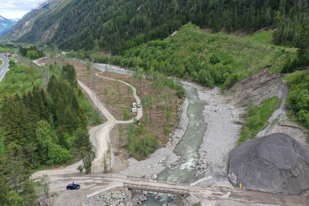 Der Radweg führt nun links der Drau nach Thal.