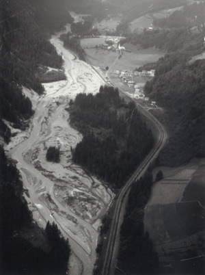 Die Schäden durch Hochwasser in den Jahren 1965 und 1966 ähnelten jenen im Oktober des Vorjahres (im Bild Mittewald).