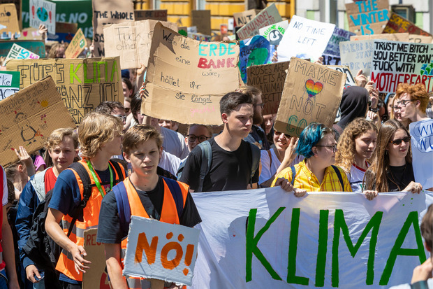 Unzählige Transparente und Pappschilder wanderten mit dem Demozug mit.