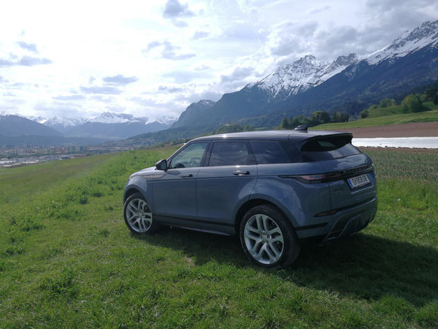 Die Silhouette des Vorgängers hat der Evoque-Nachfolger im Großen und Ganzen übernommen.