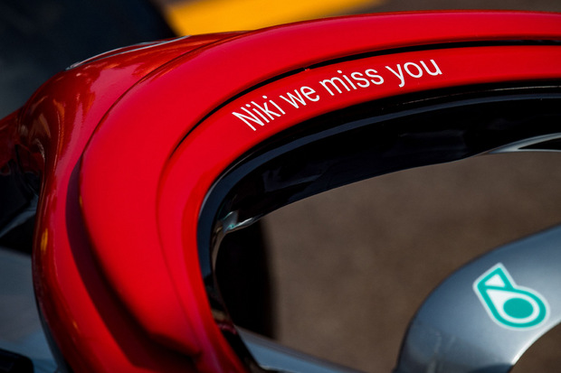 Das rotlackierte Halo-System ziert der Schriftzug "Niki we miss you".