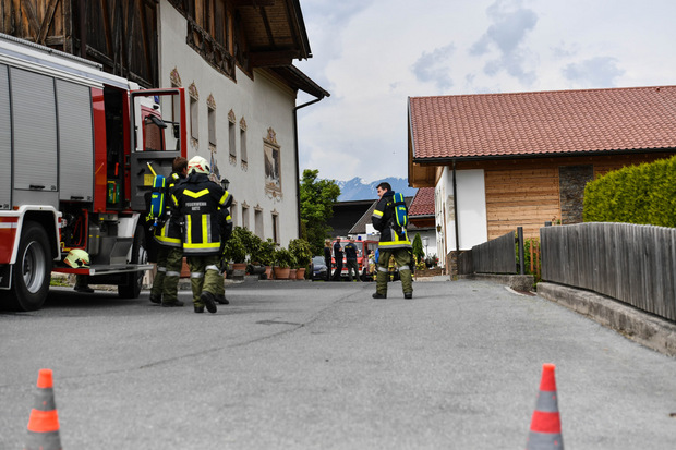 Die Feuerwehren Rietz und Telfs rückten aus und sperrten die Straße im Bereich des Bauernhofs großräumig ab.