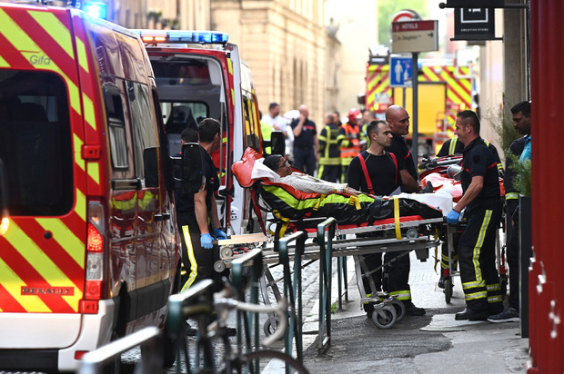 Mindestens acht Menschen wurden nach derzeitigem Stand bei der Explosion verletzt.