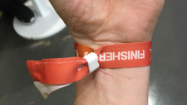 Das begehrteste Accessoire des Tages: Ein Finisher-Armband.