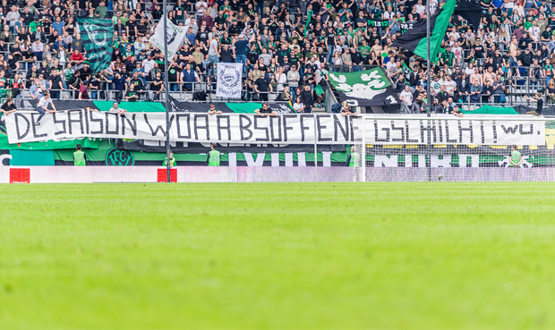 Humor ist, wenn man trotzdem lacht: "De Saison war a bsoffene Gschicht", stellten die Wacker-Fans fest.