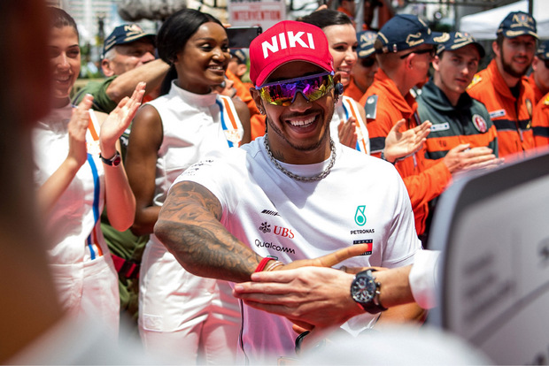 Auch Weltmeister Lewis Hamilton trug ein rotes Niki-Kapperl.