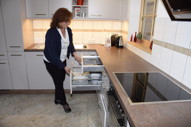 Maria Schweiger schaut bei der Inspektion in jede Schublade, jeden Kasten und hinter jede Türe: „Früher haben wir das ‚Stixeln‘ genannt.“