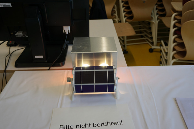 Der Solarmotor ist von Photovoltaikzellen umgeben und dreht sich um einen Magneten als Achse.