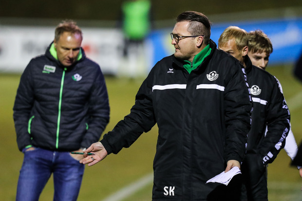 ... musste Sportmanager Stefan Köck als ?Trainingsgast? (r.) blutend zur Kenntnis nehmen.