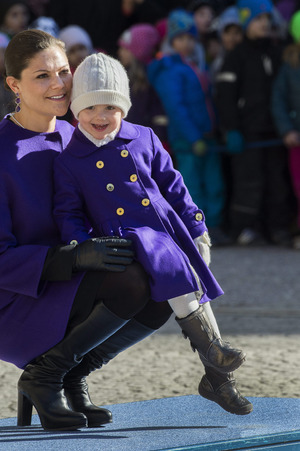Schwedens Kronprinzessin Victoria und Tochter Estelle lieben Lila.