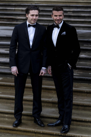 Ex-Fußballer David Beckham und Sohn Brooklyn im Smoking.