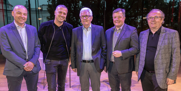 Richard Piock (M.) mit Licht-ins-Dunkel-Koordinator Bernhard Triendl (ORF), Starautor Bernhard Aichner (v. l.), Hermann Petz (Vorstandschef Moser Holding) und Gesundheitslandesrat Bernhard Tilg (v. r.).
