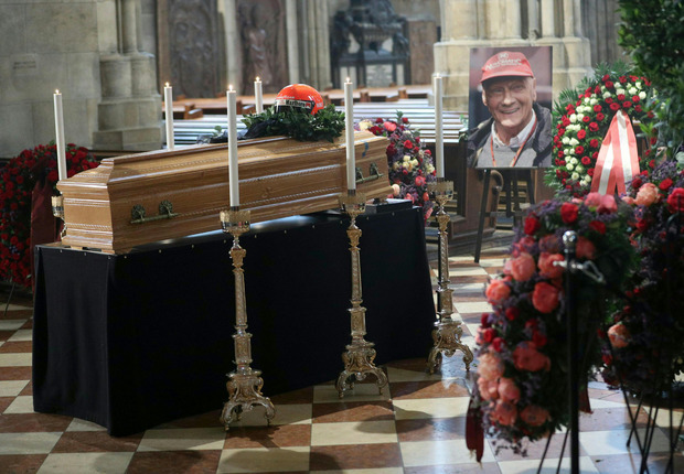 Der geschlossene Sarg von Niki Lauda wurde am Mittwoch im Wiener Stephansdom öffentlich aufgebahrt.