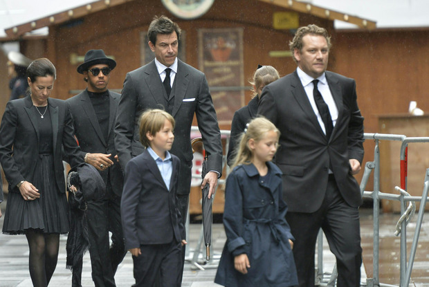 Witwe Birgit Lauda (links) mit den Kindern Max und Mia (vorne), Lewis Hamilton, Toto Wolff sowie Lukas Lauda.