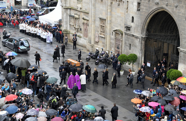 Der Auszug aus dem Stephansdom nach dem Requiem für Niki Lauda.