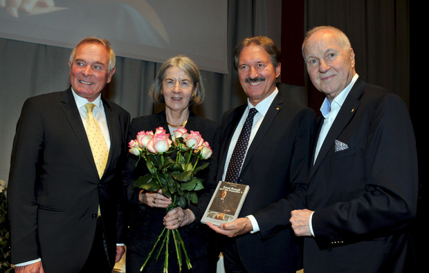 Buchpräsentation: Heinrich Scherfler, Ernst Brandls Witwe Monika Brandl-Knapp, BM Hans Lintner und Autor Peter Hörhager (v. l.).