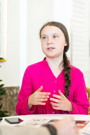 Im Interview wurde die Du-Form verwendet, weil sie in Schweden gebräuchlicher ist als das Sie.