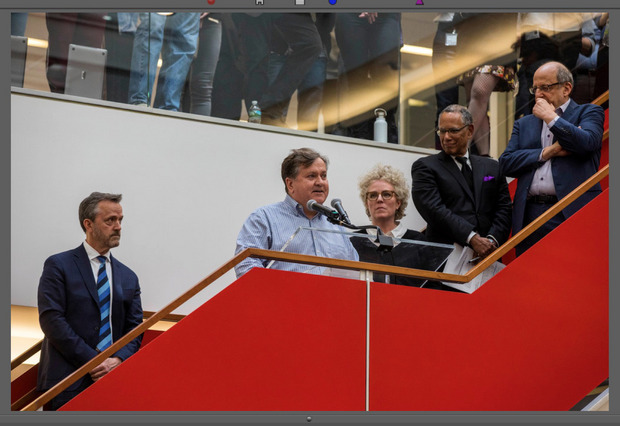 Auf diesem Foto richtet der Ausnahme-Journalist nach Erhalt seines vierten Pulitzer-Preises eine Dankadresse an die Kollegen im Newsroom.