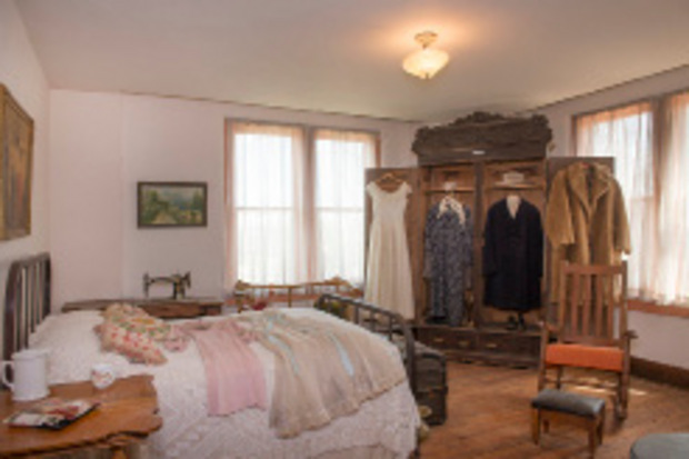 Der Ort, an dem die Hilton-Geschichte vor 100 Jahren ihren Lauf nahm, heißt heute Conrad Hilton Center und dient vor allem als Gemeindezentrum und Sitz der örtlichen Handelskammer. Zwei Zimmer blieben jedoch so erhalten, wie sie 1919 waren.