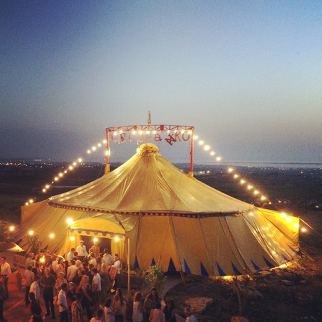 Der „Circo Paniko“, eine italienische Artistengruppe, schlägt anlässlich des Stromboli-Jubiläums das erste Mal seine Zelte in Österreich auf.