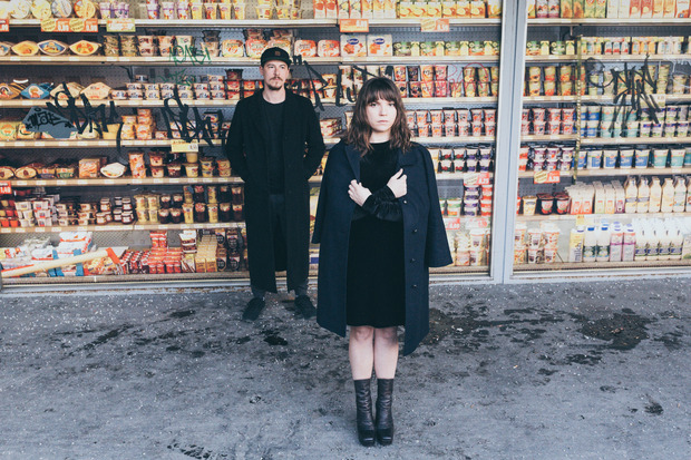 Das Duo "Low Potion" stellt am Samstag sein Debütalbum "Silk Blue" vor.