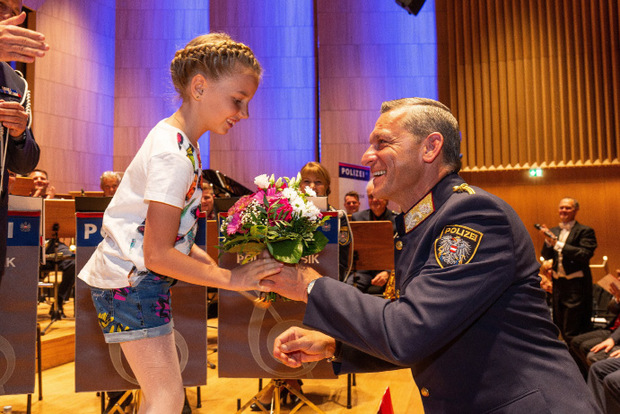 Landespolizeidirektor Helmut Tomac gratuliert der jungen Solistin Emma Plankensteiner zu ihrer Darbietung.