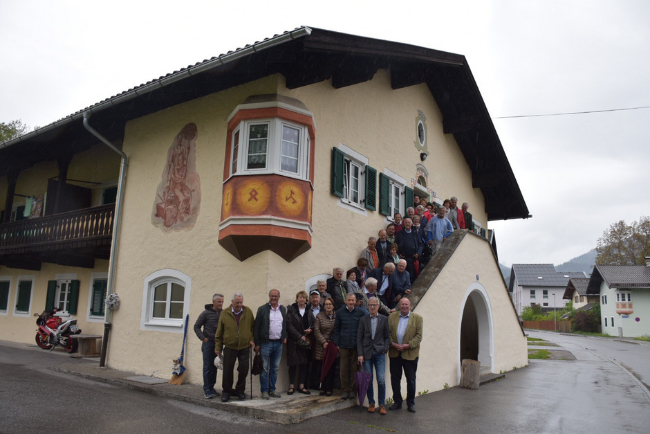 Eine Abordnung von Südtiroler Altbürgermeistern nimmt in der Reuttener Südtiroler Siedlung Aufstellung zum Gruppenfoto. Mit im Bild Alt-LHStv. Ferdinand Eberle (r. vorne) und BM Alois Oberer (2. v. r. vorne).