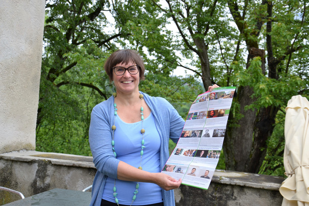 Spielfeld-Kultur-Organisatorin Claudia Moser präsentiert den Folder mit dem umfangreichen Programm des heurigen Kreativcampus.