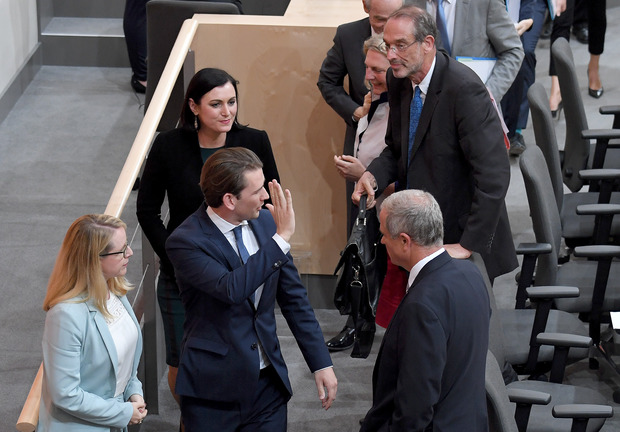 Die Regierung von Kanzler Kurz wurde in einer historischen Nationalratssitzung per Misstrauensantrag abgesetzt.