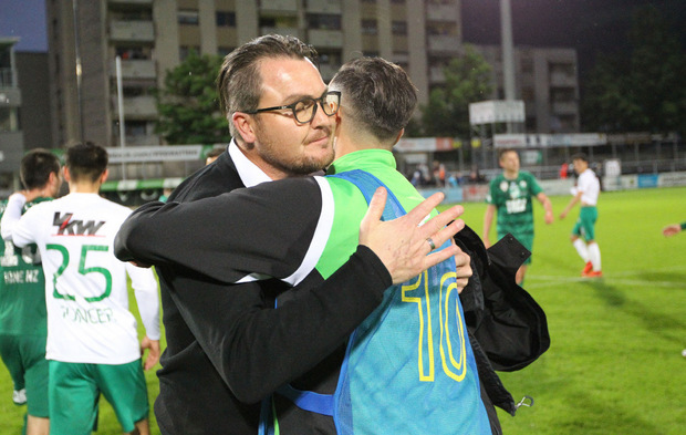 Sportmanager Stefan Köck (l.) in inniger Umarmung mit Verteidiger Andreas Dober.