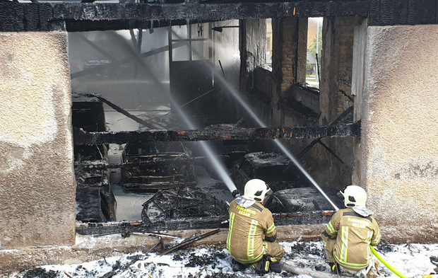20 Oldtimer sollen dem Brand zum Opfer gefallen sein.