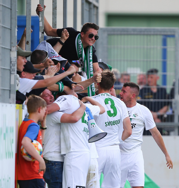 Ausgelassener Jubel bei den mitgereisten Wattens-Fans.
