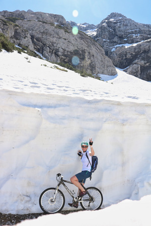 Die Reuttenerin Moni Triendl fuhr mit dem Rad die Strecke nach, die sie kurz zuvor noch mit Tourenski begangen hatte.