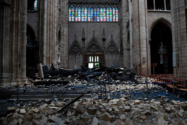 Das Innere der Kathedrale Notre-Dame unmittelbar nach dem Großbrand.