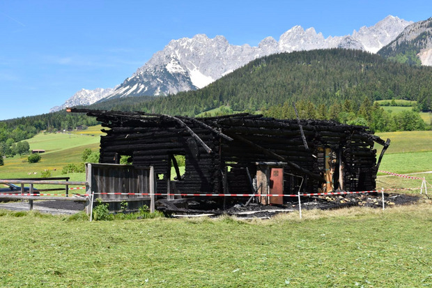 Der Stadel wurde von dem Feuer komplett zerstört.