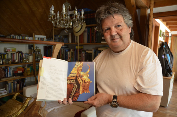 Als Vorlage dienen ihm Fotos aus dem Buch „Unbekannter Irak“, auf denen auch der goldene Stierkopf gut zu sehen ist.