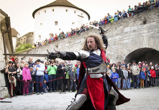 Mit Schwertkampf und Co. wird die Festung Kufstein zurück ins bunte Mittelalter versetzt.