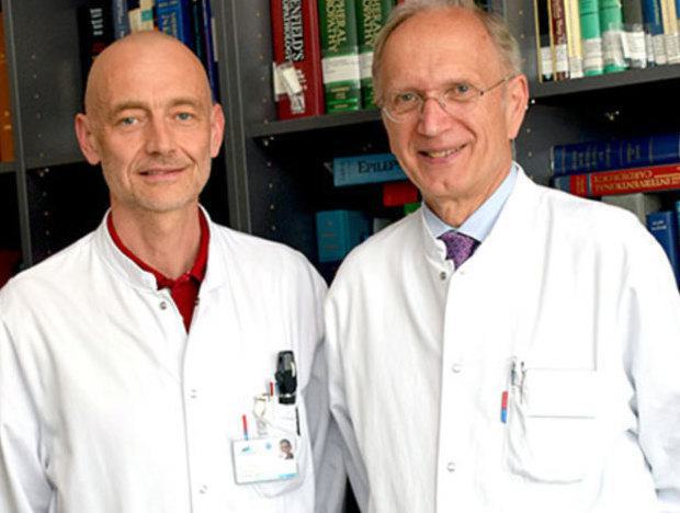 Univ.-Prof. Klaus Seppi , Leiter der Parkinson und Huntington Ambulanz an der Universitätsklinik für Neurologie (li.) und Univ. Prof. Werner Poewe, Direktor der Neurologie der Klinik Innsbruck.