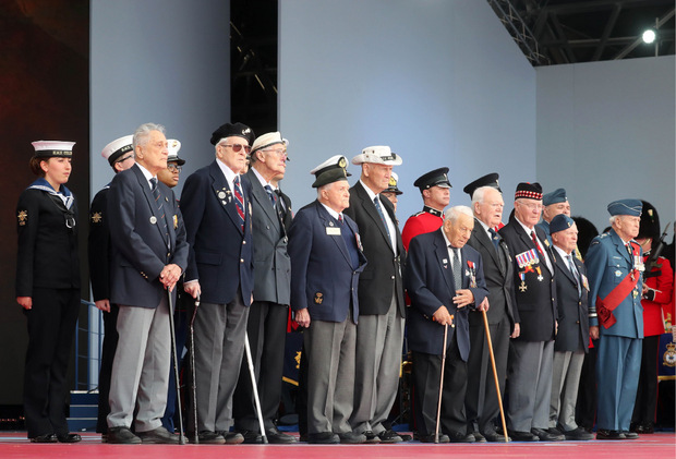 Veteranen versammelt auf der Bühne.