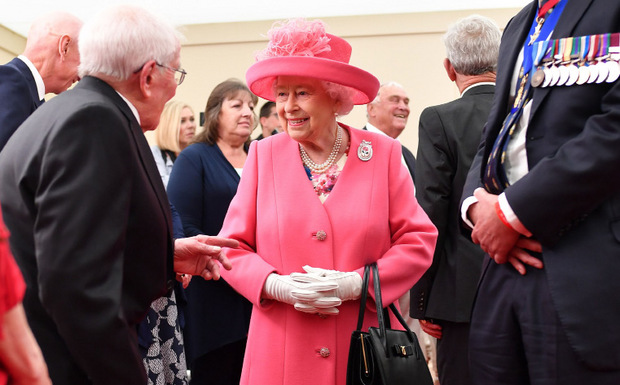 Queen Elisabeth bei einem Treffen mit Veteranen.